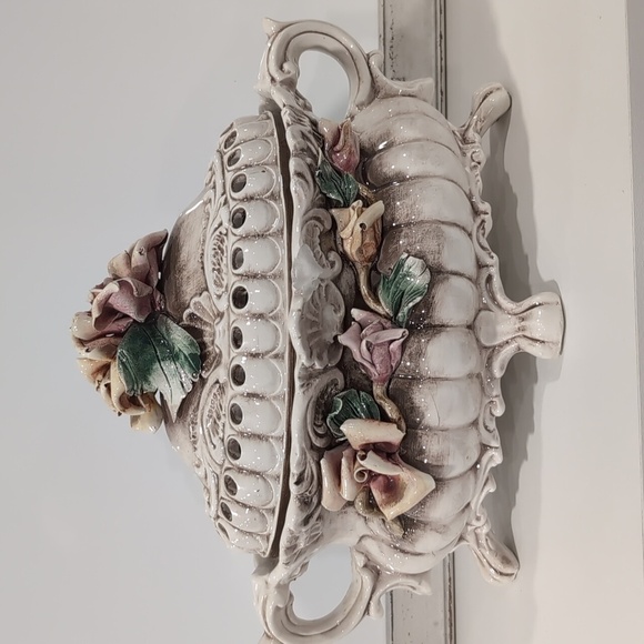 LARGE VINTAGE CAPODIMONTE PORCELAIN SOUP TUREEN BEAUTIFUL - Picture 1 of 16